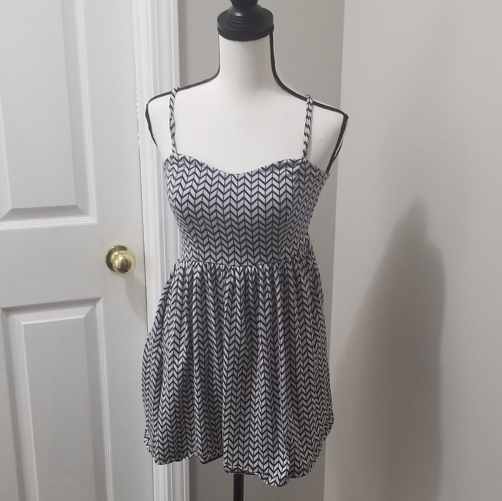 Xhilaration sz XS Black and white sleeveless top